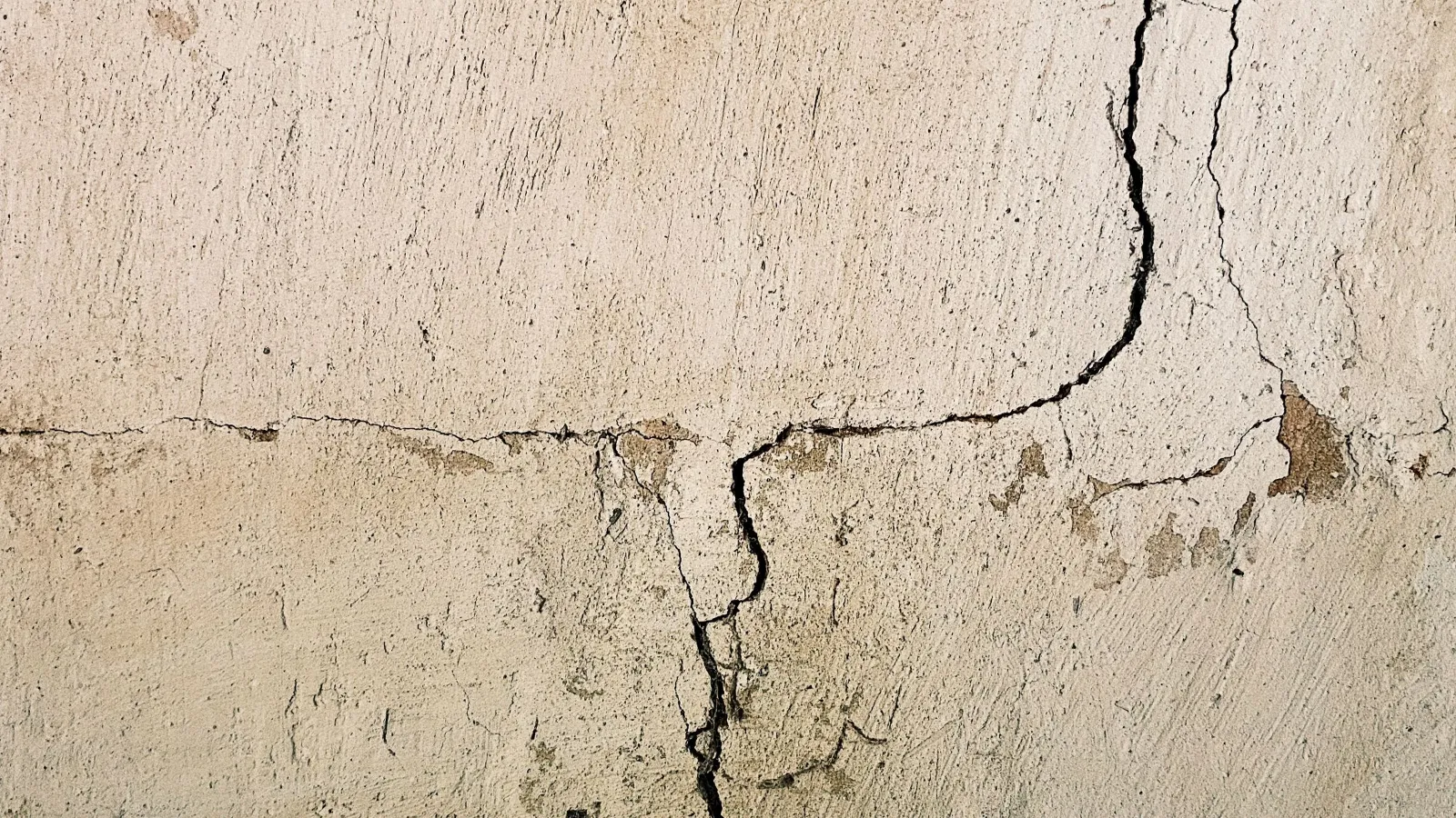 Fissure en escalier dans un mur de fondation en blocs de béton, au sous-sol