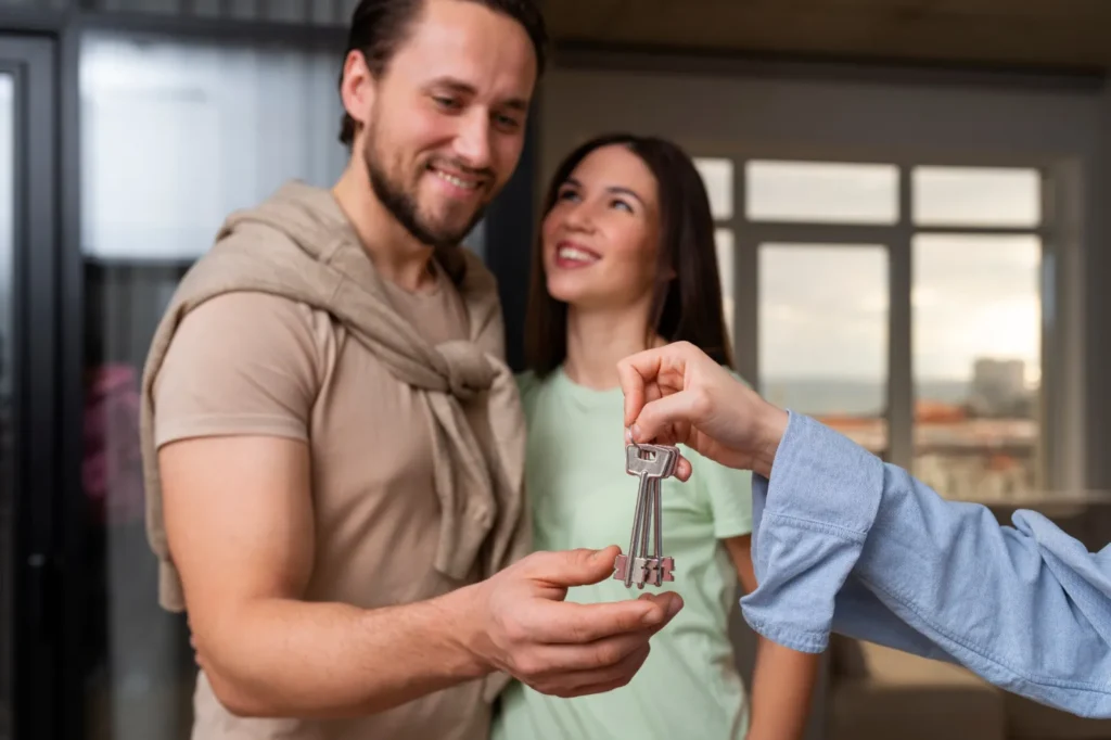 Couple qui reçoit les clés de sa nouvelle maison après l’inspection préachat