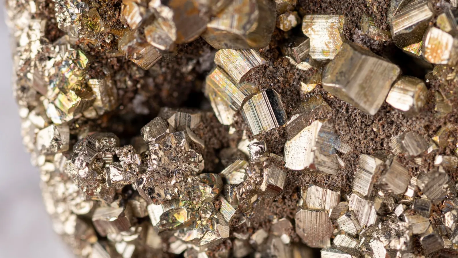 Cristaux de pyrite, un sulfure de fer qui peut faire gonfler le remblai sous la dalle d’une maison